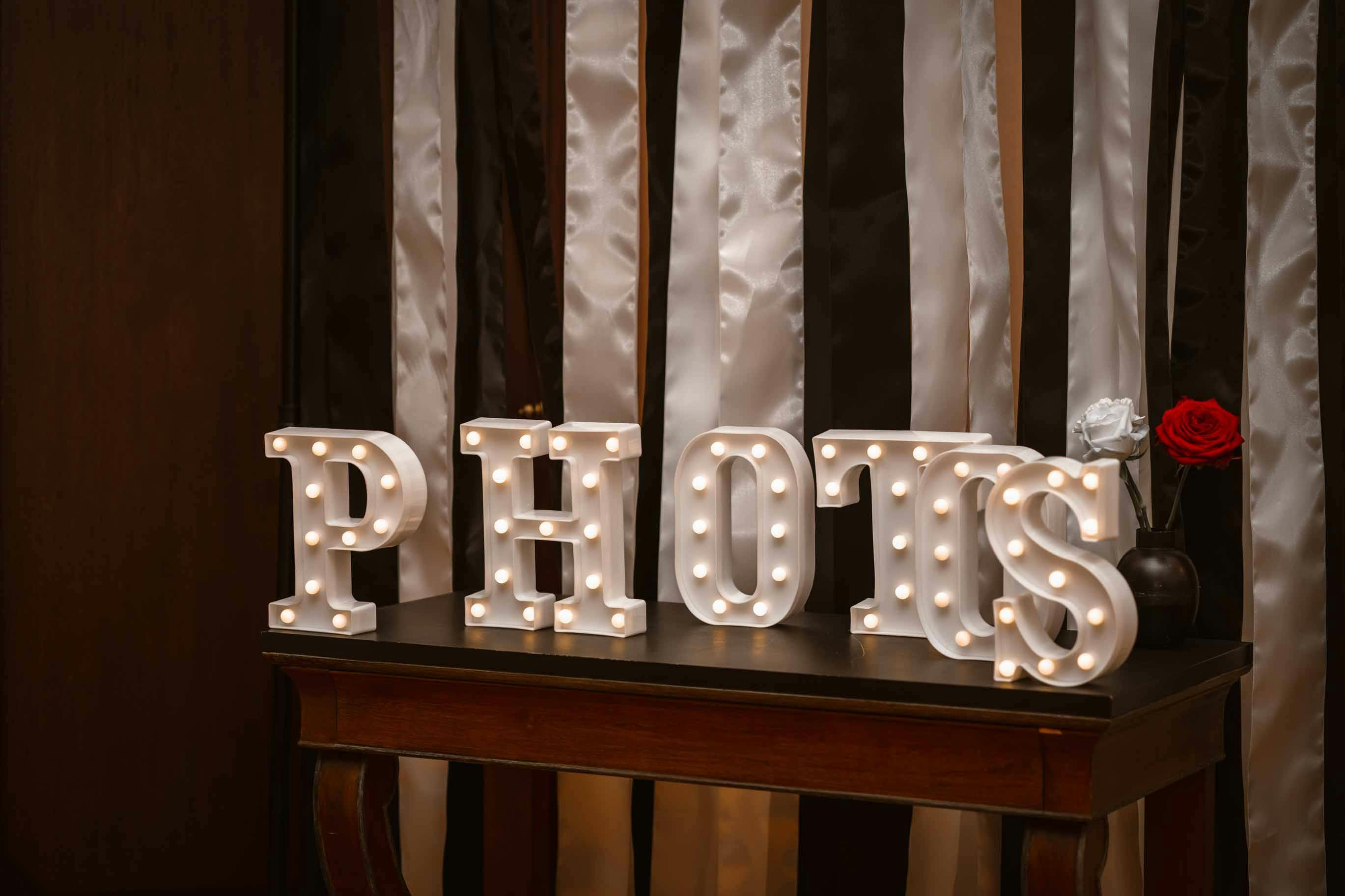 LED Buchstaben 'Photos'