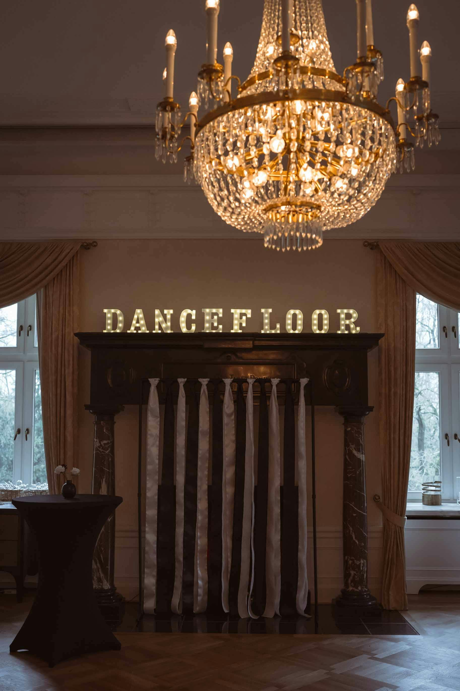 LED Buchstaben 'Dancefloor'